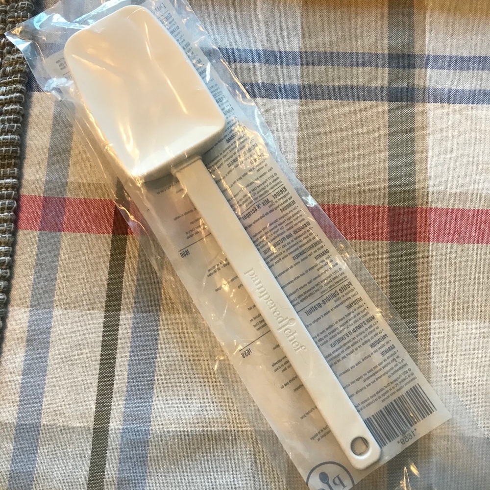 Pampered Chef small mix n scraper New!!